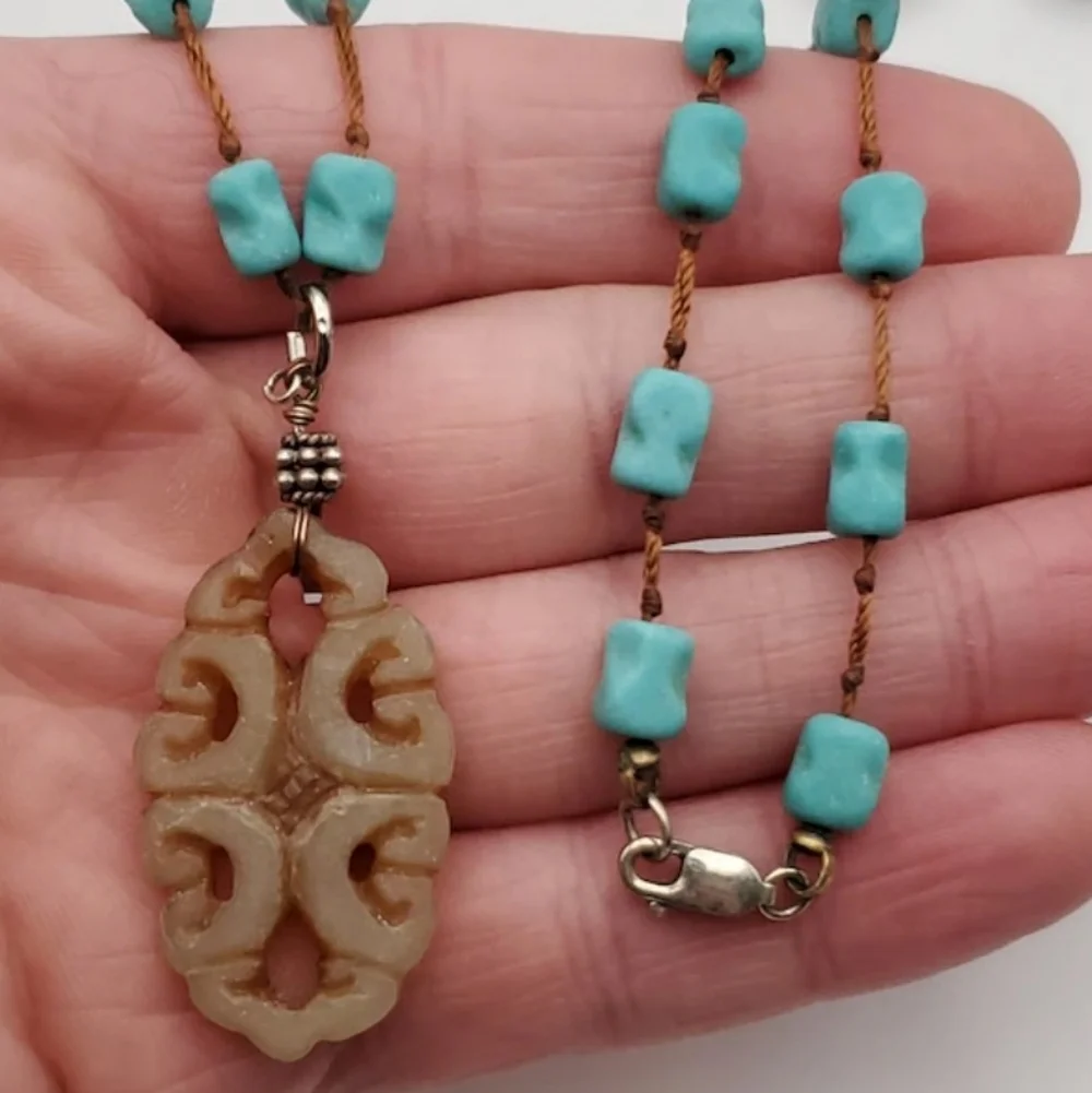 Necklace featuring turquoise nugget beads wth silver clasp. - Picture 1 of 7